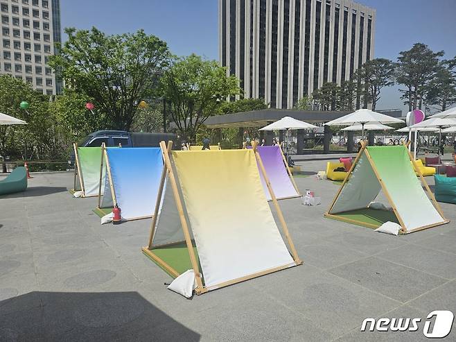 광화문 책마당에 놓인 텐트 공간. 2024.04.18. 오현주 기자
