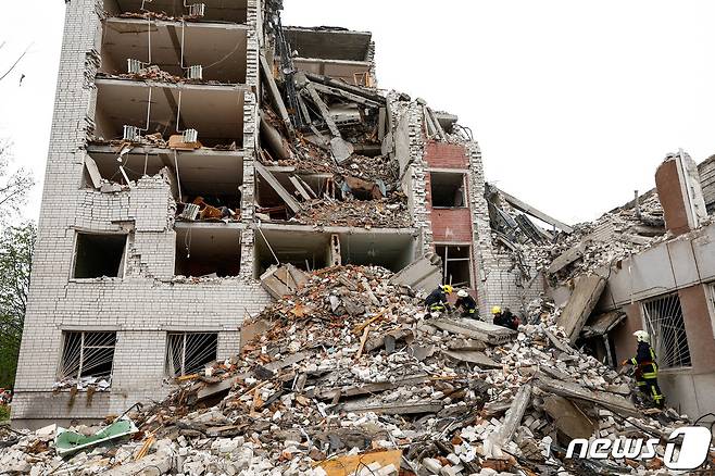 17일 (현지시간) 우크라이나 체르니히우에서 러시아 군의 미사일 포격을 받아 허물어진 건물이 보인다. 2024. 4. 18 ⓒ 로이터=뉴스1 ⓒ News1 우동명 기자