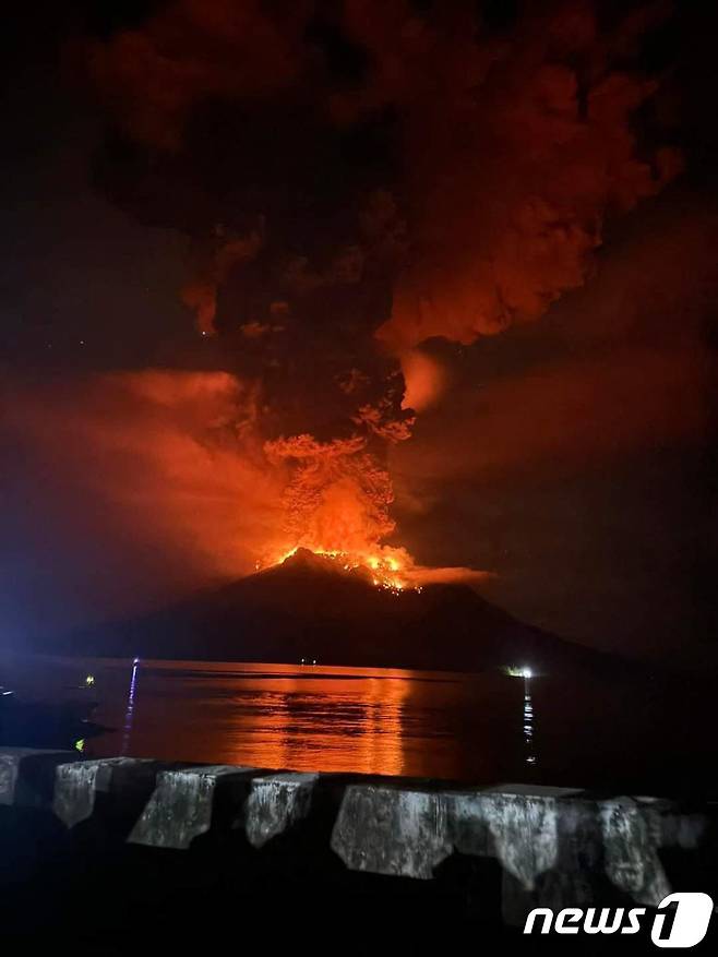 루앙 화산이 폭발해 용암과 화산재가 치솟고 있다. 2024.04.17 ⓒ AFP=뉴스1 ⓒ News1 우동명 기자