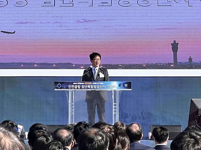 인천공항 첨단복합항공단지 기공식에 참석한 박상우 국토교통부 장관이 축하 인사를 하고 있다. /신현우 기자