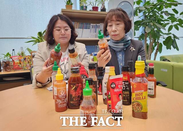한국소비자연맹 관계자들이 매운맛 소스 제품을 살펴보고 있다. 연맹은 시중 판매되는 국내 11개 제품, 수입 9개 제품 등 매운맛 소스 총 20개 제품의 품질 평가를 실시했다. /최지혜 기자