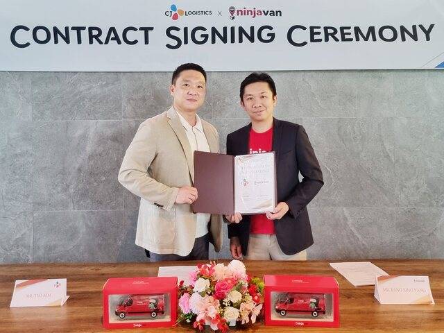 지난 15일 싱가포르 닌자밴 본사에서 열린 물류 계약 체결식에서 김태호 CJ대한통운 CBE사업담당(왼쪽)과 팡싱양 닌자밴 CB 사업부장이 기념사진을 촬영하고 있다.