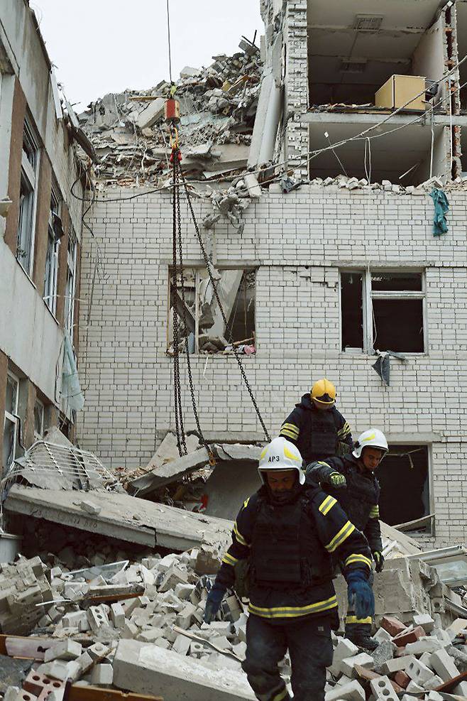 4월 17일 러시아의 미사일 공격으로 파괴된 우크라이나 북부 체르니히우 시의 한 아파트 건물에서 구조대원들이 생존자를 찾고 있다. 이 도시의 병원ㆍ학교ㆍ아파트 등이 파괴되면서 17명 이상이 숨지고, 61명 이상이 다쳤다./EPA 연합뉴스