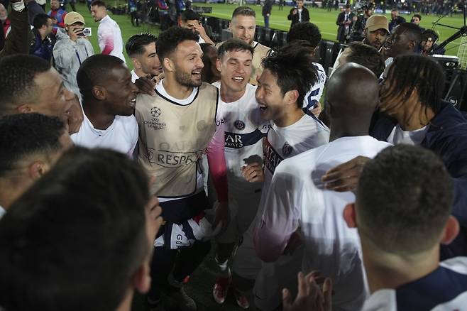 17일 파리 생제르맹의 이강인(오른쪽에서 두 번째)이 유럽축구연맹 챔피언스리그 4강 진출에 성공한 뒤 팀 동료들과 함께 기뻐하고 있다. 바르셀로나=AP 뉴시스