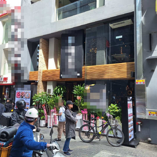 서울 명동 거리의 한 켠에 고깃집이 새로 오픈한 모습.<박상길 기자>