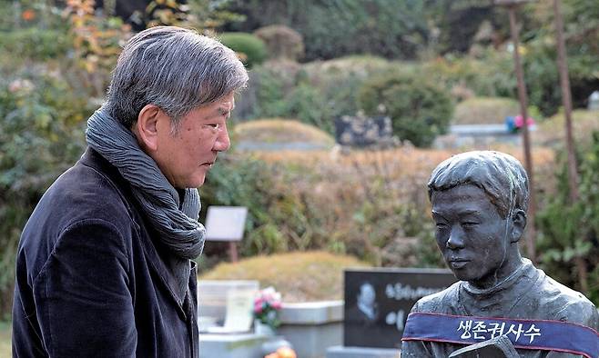 홍세화 <전태일50> 편집위원장이 지난 2020년 10월26일 경기도 마석 모란공원 전태일 묘소 앞에서 열사의 흉상을 쳐다보고 있다. 50년 세월을 거슬러 한국의 노동현실을 고민하는 두 노동자의 고민은 무엇일까.