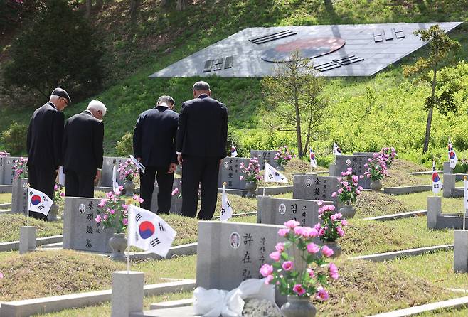한국학생운동자협의회 회원들이 동료의 묘에 참배하고 있다. 김영원 기자