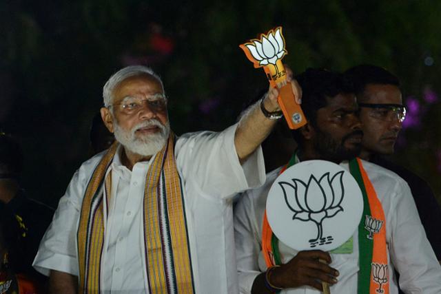 나렌드라 모디 인도 총리가 지난 9일 첸나이에서 열린 선거운동 중 본인이 이끄는 '인도국민당'(BJP)을 상징하는 연꽃 조형물을 들고 지지자들에게 인사하고 있다. 첸나이=AP 뉴시스