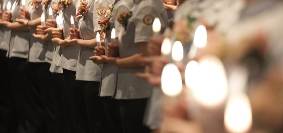 지난해 11월 23일 대구 북구 대구보건대학교에서 열린 '제25회 나이팅게일 선서식'에서 간호대학 학생들이 촛불 의식을 하고 있다. 연합뉴스
