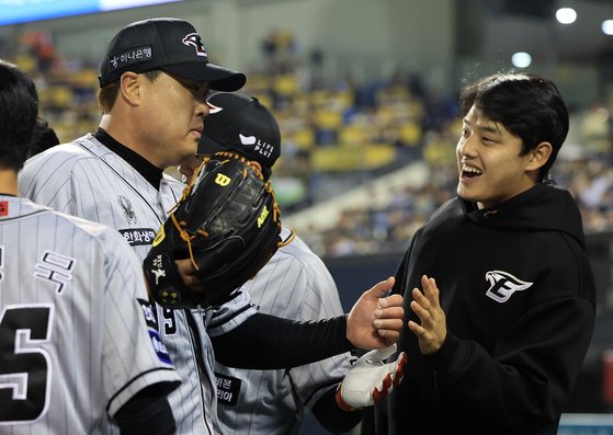 투구를 마치고 돌아오는 류현진(왼쪽)과 그를 맞이하는 문동주. 뉴스1