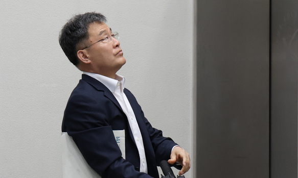 대장동 개발 배임 혐의를 받고 있는 화천대유 대주주 김만배 씨가 15일 서울중앙지방법원에서 열린 124차 공판에 출석하고 있다. /뉴시스