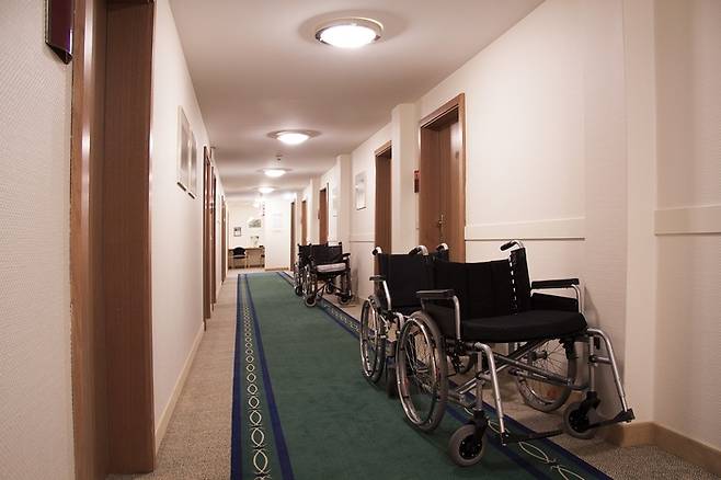 건물 복도에 휠체어들이 놓여 있다. pixabay