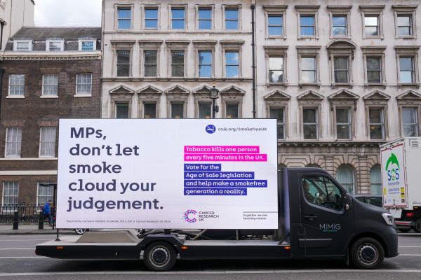 16일(현지시간) 영국 런던 웨스트민스터의 의회 앞에 담배 판매 연령 제한법 광고가 등장했다. 로이터 연합뉴스