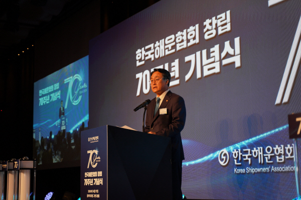 강도형 해양수산부 장관이 지난 17일 열린 한국해운협회 창립 70주년 기념식에서 축사를 하고 있다. 해수부 제공