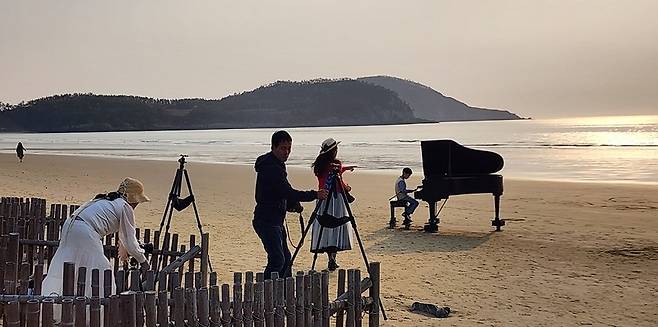 자은도 양산해변에 설치된 피아노 포토존 / 사진=신안군 제공