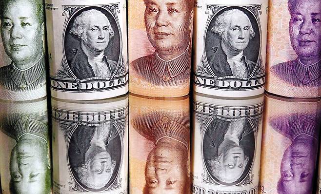 중국 위안화와 미국 달러화 지폐의 모습 [로이터]