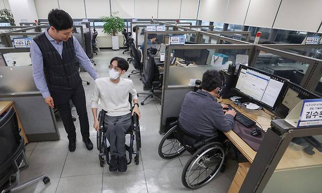 지난 15일 수원시 인계동에 위치한 에스원CRM에서 장애인 직원들이 이야기를 나누고 있다. 에스원CRM은 2011년 6월 한국장애인고용공단으로부터 '자회사형 장애인표준사업장'으로 인증받았다. 수원=최상수 기자