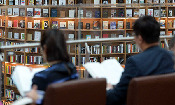 서울 강남구 코엑스 스타필드 별마당 도서관에서 시민들이 책을 읽으며 시간을 보내고 있다. 뉴시스
