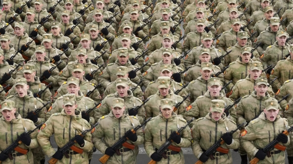 2022년 5월 5일(현지시간) 러시아 제2도시 상트페테르부르크에서 열린 전승절 리허설에서 러시아 군대가 행진하고 있다.  사진=AP 연합뉴스
