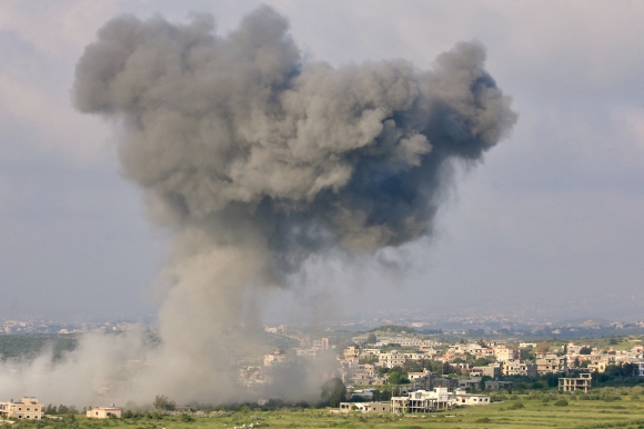 2024년 4월 15일 이스라엘군이 레바논 남부 마을을 공습해 연기가 치솟고 있다. AFP 연합뉴스