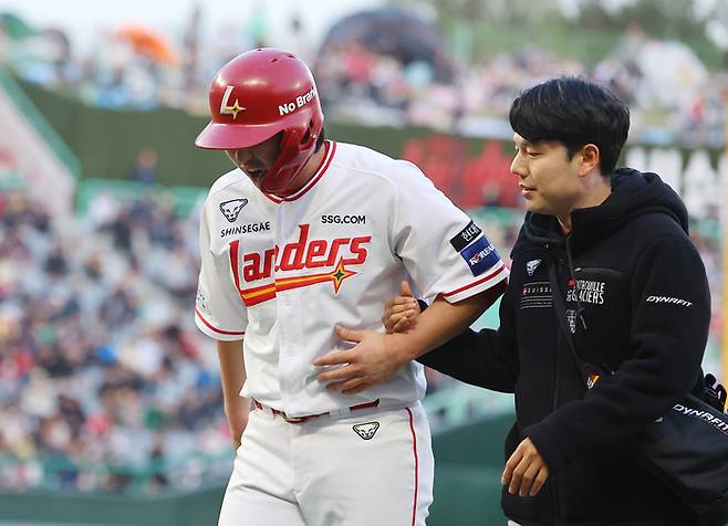 SSG 최정이 17일 인천 KIA전에서 1회말 투구에 맞아 교체되고 있다. 연합뉴스