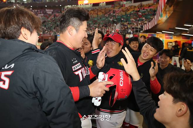 KIA 최형우가 지난 17일 인천 SSG전에서 3회초 통산 4000루타를 달성한 뒤 후배들로부터 축하받고 있다. KIA 타이거즈 제공