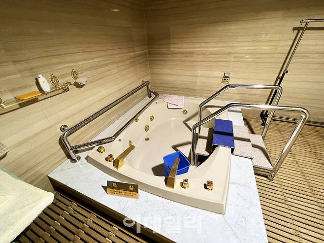 청남대 본관에 있는 대통령 욕실에 있는 욕조. 수도꼭지, 밸브 등이 금으로 도금되어 있다.