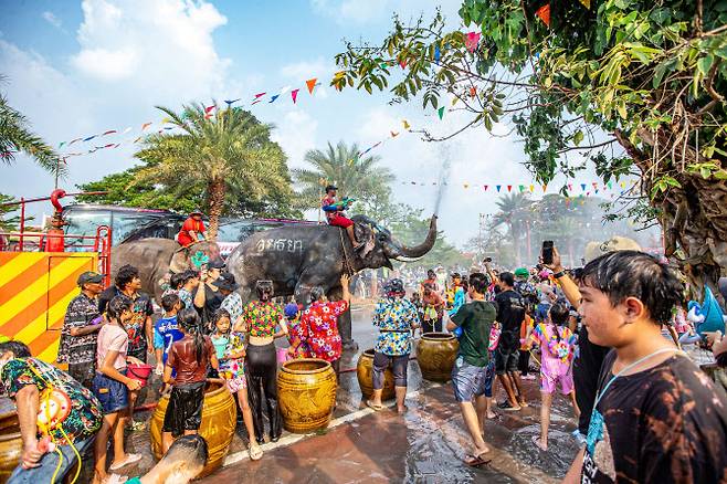 태국 송크란 물 축제에서 코끼리가 방문객들을 향해 물을 뿌리고 있다. 송크란의 대표적인 풍습인 물 붓기는 정화와 존경, 행운을 비는 의미를 갖고 있다. (사진=뉴시스)