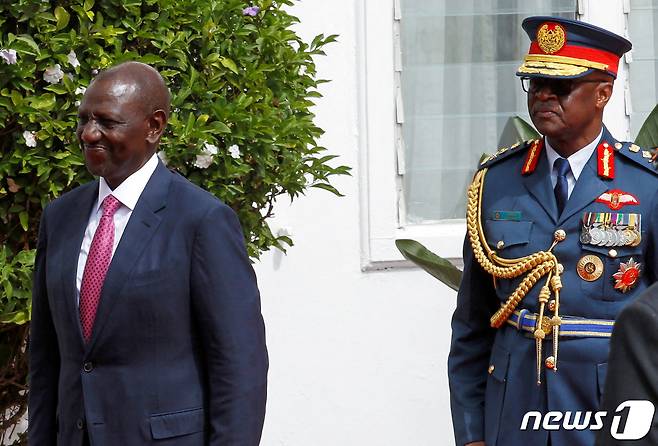 윌리엄 루토 케냐 대통령이 지난해 5월 나이로비를 방문한 올라프 숄츠 독일 총리를 맞이하고 있다. 2023.5.5 ⓒ 로이터=뉴스1 ⓒ News1 강민경 기자