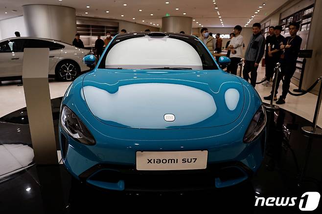 25일(현지시간) 중국 기업 샤오미의 첫 번째 전기차 SU7이 중국 베이징에 새로 연 샤오미 쇼룸에 전시되어 있다. 2024.03.25 ⓒ 로이터=뉴스1 ⓒ News1 정지윤 기자