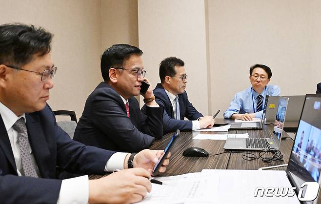 G20재무장관회의 및 IMF/WB 춘계회의 참석차 미국 워싱턴D.C.를 방문중인 최상목 경제부총리 겸 기획재정부 장관이 18일 저녁(현지시간) 워싱턴D.C.-정부서울청사간 화상회의로 기재부 주요간부들과 대외경제점검회의를 하고 있다. (기획재정부 제공) 2024.4.19/뉴스1