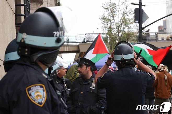 18일(현지시간) 미국 뉴욕의 컬럼비아 대학교 캠퍼스 밖에서 친팔레스타인 시위대가 농성을 벌이자 경찰들이 시위를 진압하고 있다. 2024.04.18 ⓒ 로이터=뉴스1 ⓒ News1 정지윤 기자