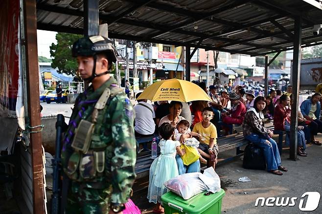 전화를 피해 태국으로 대피하려는 미얀마 접경주민들이 11일 태국 매소트 국경검문소에서 차례를 기다리며 긴 줄을 서있다. 소수민족 무장세력들에 따르면 미얀마군이 패전으로 인해 접경 주둔지로부터 철수해 이 지역에 긴장이 고조되고 있다. 2024.04.11 ⓒ AFP=뉴스1 ⓒ News1 권진영기자
