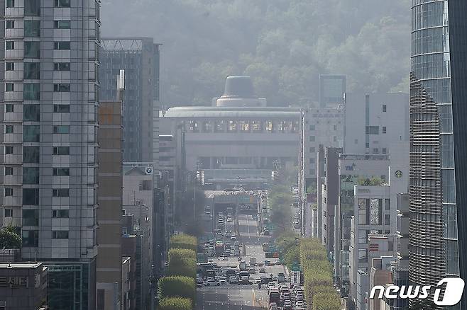 18일 서울 서초구 누에다리에서 바라본 시내 일대가 뿌옇게 보이고 있다. ⓒ News1 김진환 기자