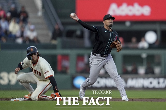 샌프란시스코의 톱 타자 이정후가 19일 애리조나와 2024 MLB 홈 경기에서 1회 내야 안타로 데뷔 시즌 10경기 연속 안타에 성공했다. 사진은 후속 타자의 병살타로 2루에서 아웃되는 이정후./샌프란시스코=AP.뉴시스