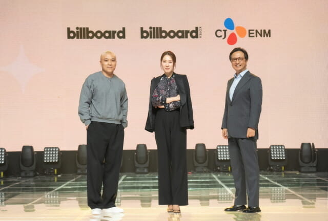 왼쪽부터 마이크 반 빌보드 CEO, 김유나 빌보드코리아 대표, 신형관 CJ ENM 음악콘텐츠본부장