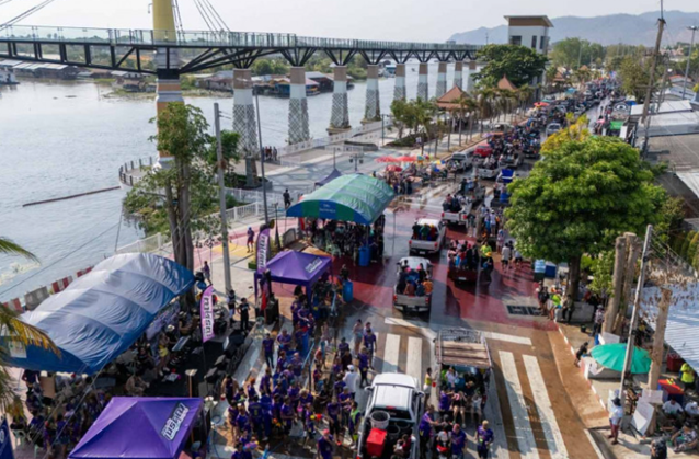 지난 14일(현지시간) 태국 칸차나부리 지역에서 송끄란 축제를 준비하기 위해 물통을 실은 차량과 오토바이들이 지나가고 있다. ⓒ방콕포스트 홈페이지 캡처
