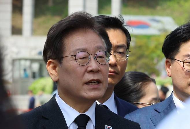 이재명 더불어민주당 대표가 19일 서울 강북구 국립4·19민주묘지에서 열린 '제64주년 4·19혁명 기념식' 참석을 마친 후 발언하고 있다. ⓒ뉴시스