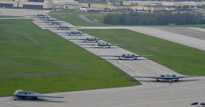 15일(현지시간) 미국 미주리주 화이트맨 공군기지에서 B-2 스텔스폭격기 12대가 엘리펀트 워크(최대무장 및 동시출격) 훈련을 하고 있다.  미 국방부 홈페이지