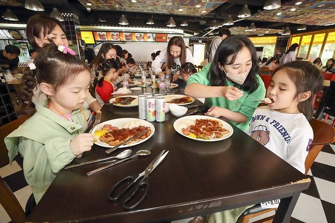 KT 사랑의 봉사단과 서울맹학교 어린이들이 놀이동산 투어, 야외 산책, 점심 등을 함께하는 모습. KT 제공