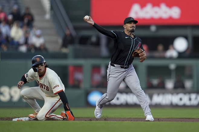 샌프란시스코 자이언츠 이정후(왼쪽)가 19일(한국시각) 미국 캘리포니아주 샌프란시스코의 오라클 파크에서 열린 2024 메이저리그(MLB) 애리조나 다이아몬드백스와 안방경기 1회말 공격 때 2루에서 포스아웃되고 있다. 샌프란시스코/AP 연합뉴스