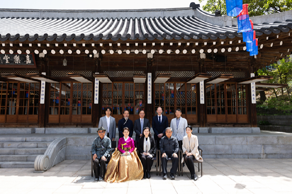 홀가 게어만(뒷줄 왼쪽 두번째) 포르쉐코리아 대표와 최영창(// 세번째) 한국문화재재단 이사장, 전승지원 대상자로 선정된 장인들이 서울 한국의집에서 기념촬영을 하고 있다. [사진=포르쉐코리아]