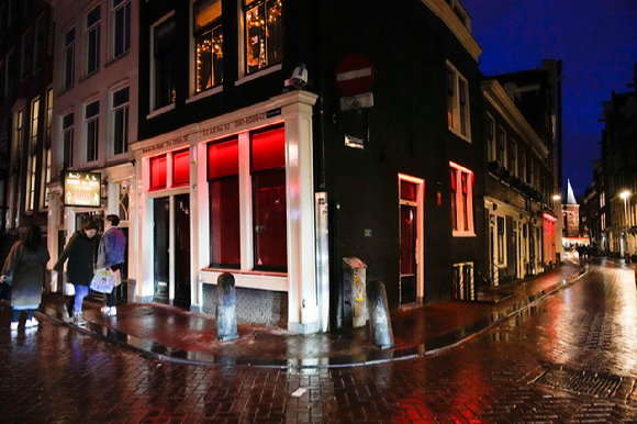 29일(현지 시간) 네덜란드 암스테르담에서 영업을 조기 종료한 홍등가의 불이 꺼져 있다. 2021.11.29 [사진=뉴시스]