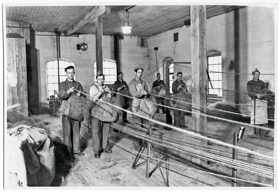 100여 년 전 해스텐스 공장에서 직원들이 침대에 사용할 말총을 손으로 꼬고 있는 모습. 말총은 편안하고 쾌적한 잠자리를 만드는 핵심 소재다. 사진 해스텐스