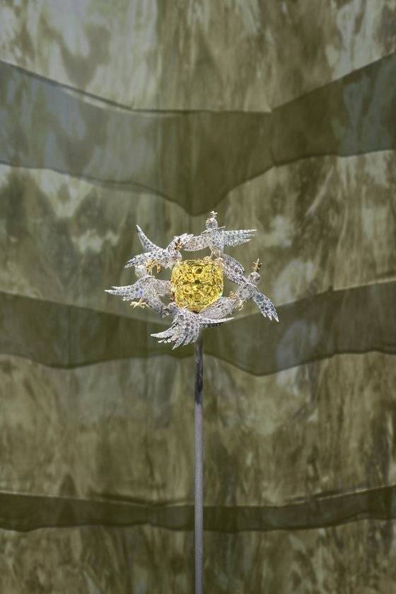 티파니 다이아몬드를 다섯마리의 새가 소중하게 옮기는 듯한 모습의 주얼리. 사진 티파니