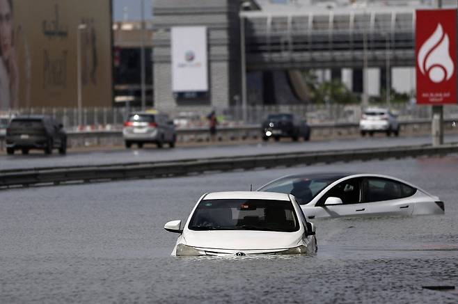 두바이에 내린 폭우로 도로 위에 차량들이 물에 잠겨 있다. 로이터=연합뉴스