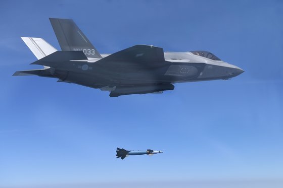 공군 F-35A가 19일 강원도 필승사격장 열린 한미 연합 실사격훈련에서 지상 표적을 향해 GBU-12 공대지미사일을 발사하는 모습. 공군.