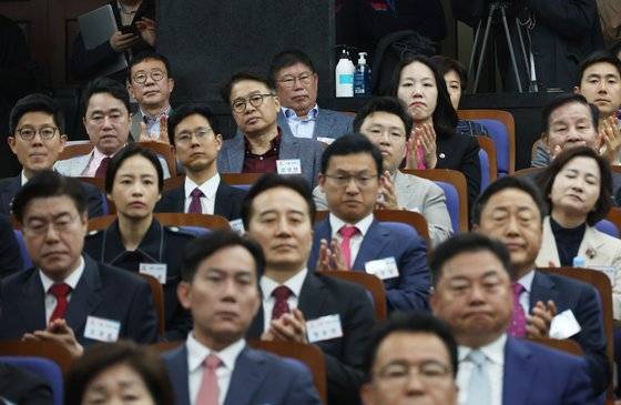 19일 국회에서 열린 국민의힘 원외조직위원장 간담회에서 낙선자들이 무표정한 얼굴로 윤재옥 원내대표의 인사말을 듣고 있다. 연합뉴스