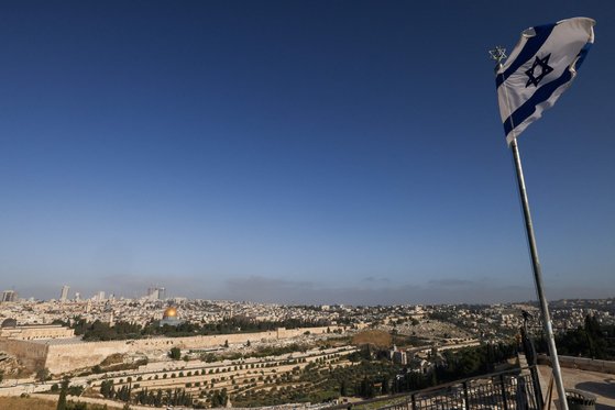 이스라엘의 국기와 이스라엘 전경이 보이고 있다. AFP=연합뉴스