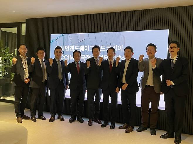 민흥식 CCIM한국협회 회장(왼쪽에서 네번째)과 황점상 쿠시먼앤드웨이크필드 코리아 대표(왼쪽에서 다섯번째)가 업무협약을 맺었다.